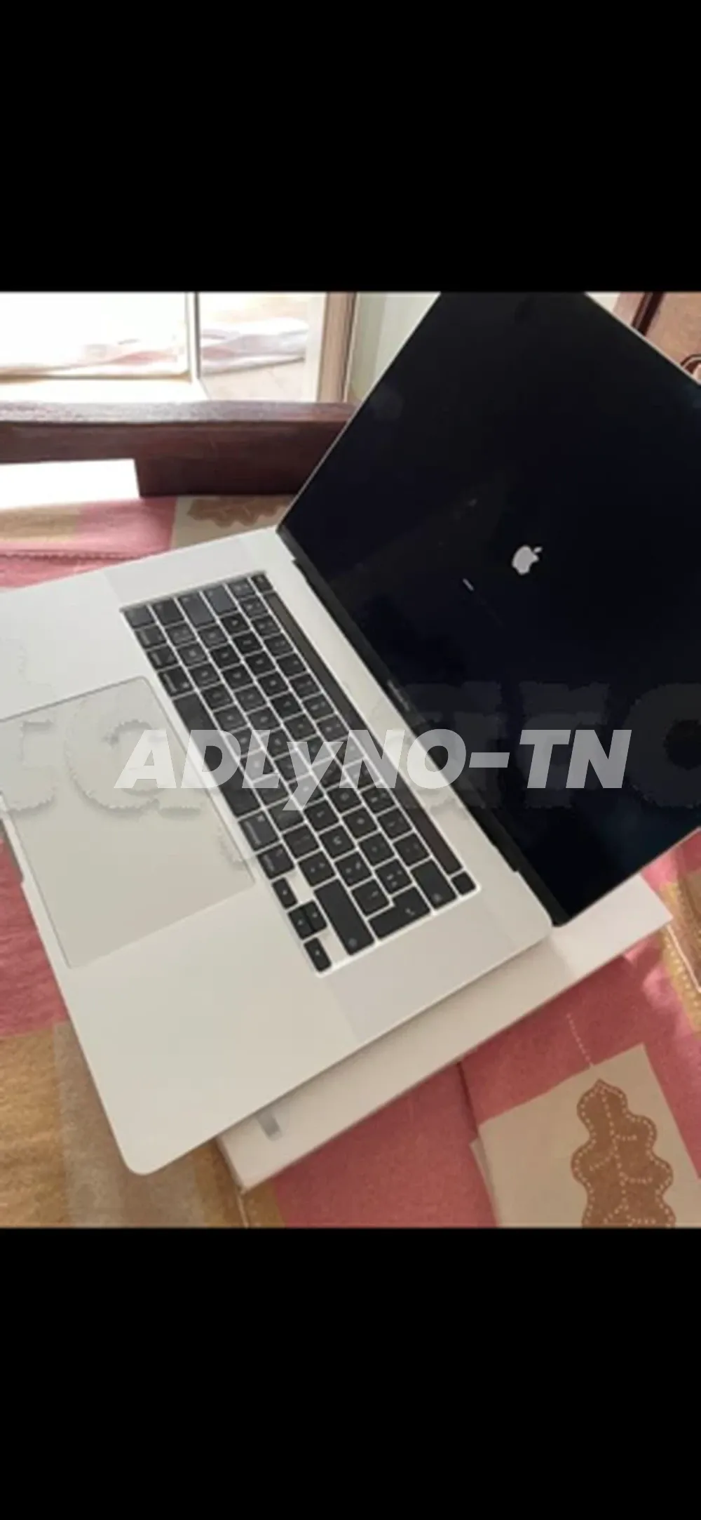 MacBook Pro 2019 512g SSD 16g ram 16 pouces écran état neuf aucun défaut tt en marche 10/10 avec le chargeur et facture prix 3100dt tel 20172643