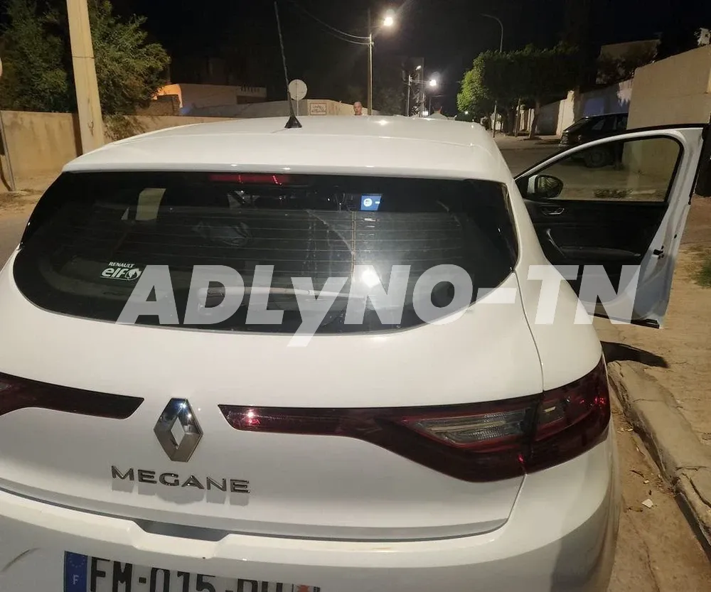 a vendre voiture megane boite 6 toutes options 5 CV dernière série ndifa barcha Numéro 98484672/92595666