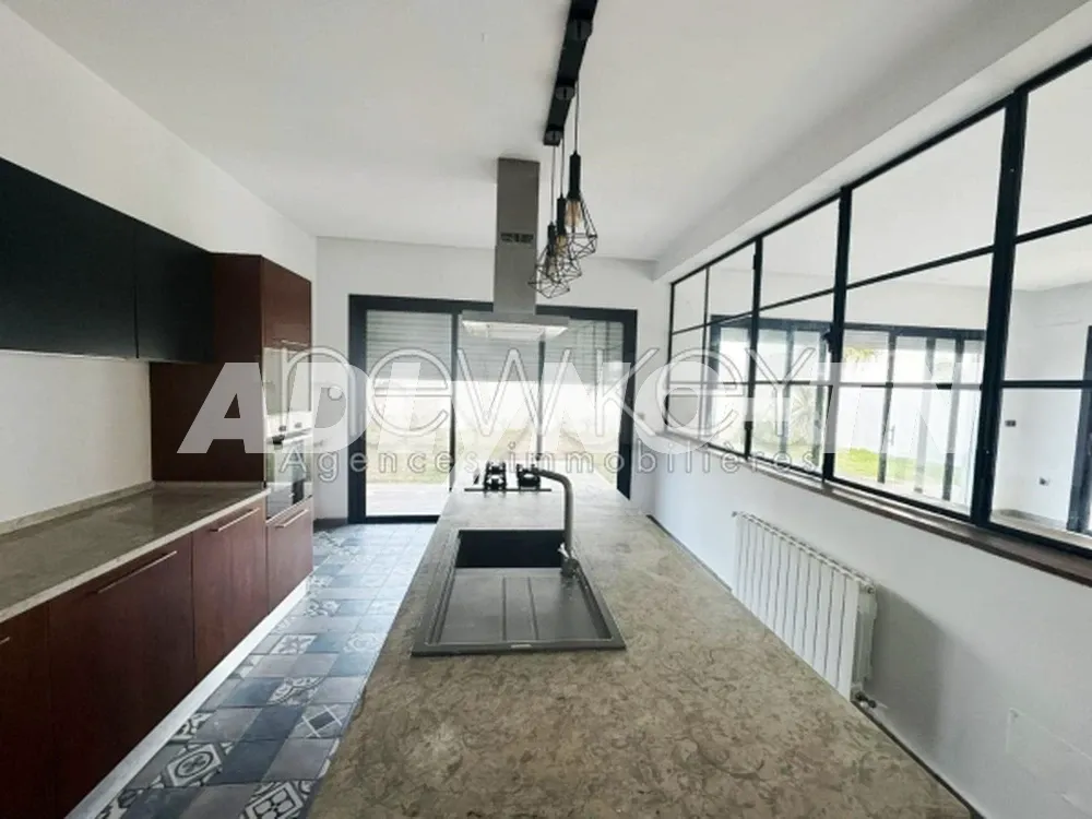 Une Villa indépendante S+4 à vendre à La Soukra