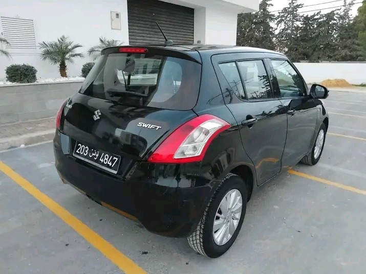 SUZUKI SWIFT PREMIÈRE MAIN TRÈS PROPRE