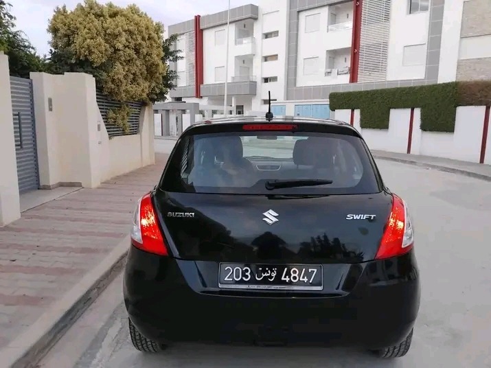 SUZUKI SWIFT PREMIÈRE MAIN TRÈS PROPRE