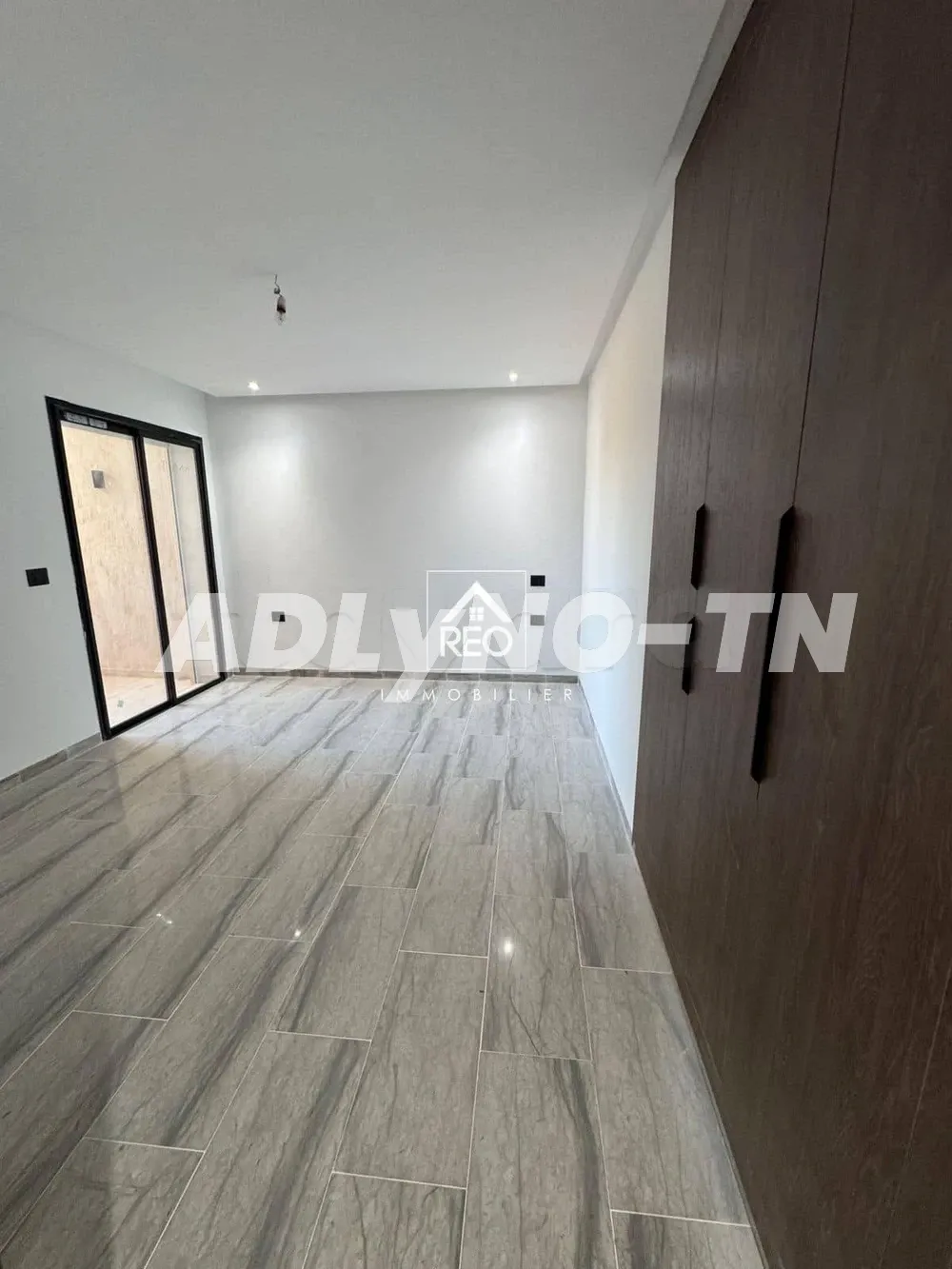 A vendre : Un duplex situé à La Soukra, réparti sur deux étages