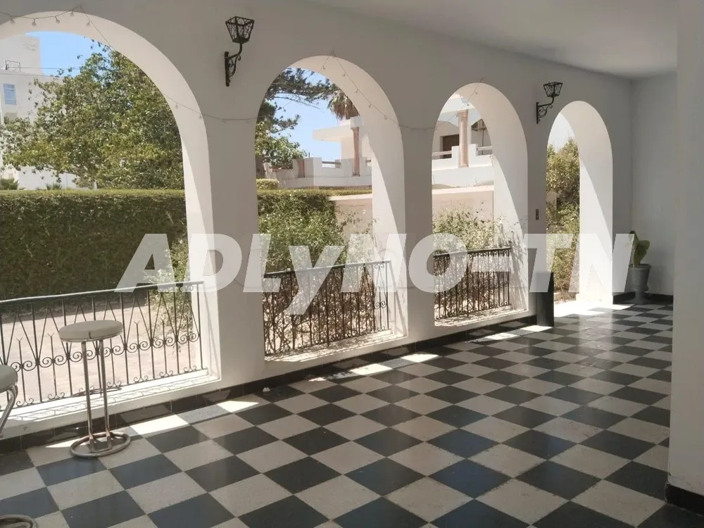 A vendre villa de 420 m² sur un terrain de 816 m² à Sfax 1.5 km Route Tunis