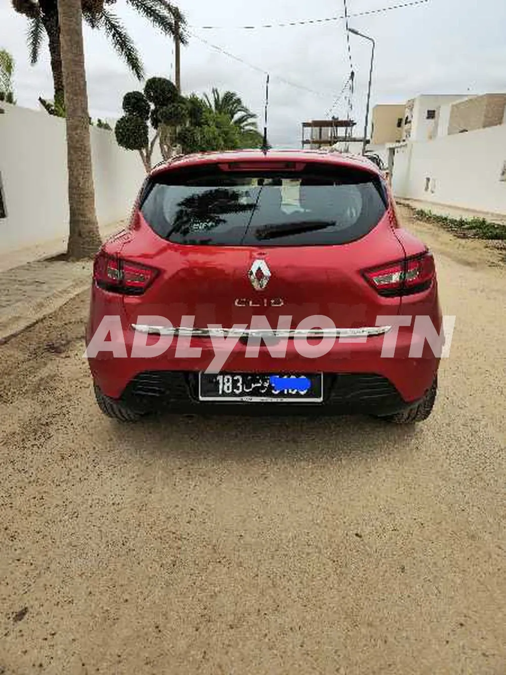 Clio 4 dynamique 1 er main modele 08/2015 154000 km certifiee avec carnet d entretient chaque entretient a l apuie 5 cv 4 cylindre moteur symbol tt options climatiseur electronic en marche abs fermiture central bouton start/stop ecranc tactil retrovisurs 