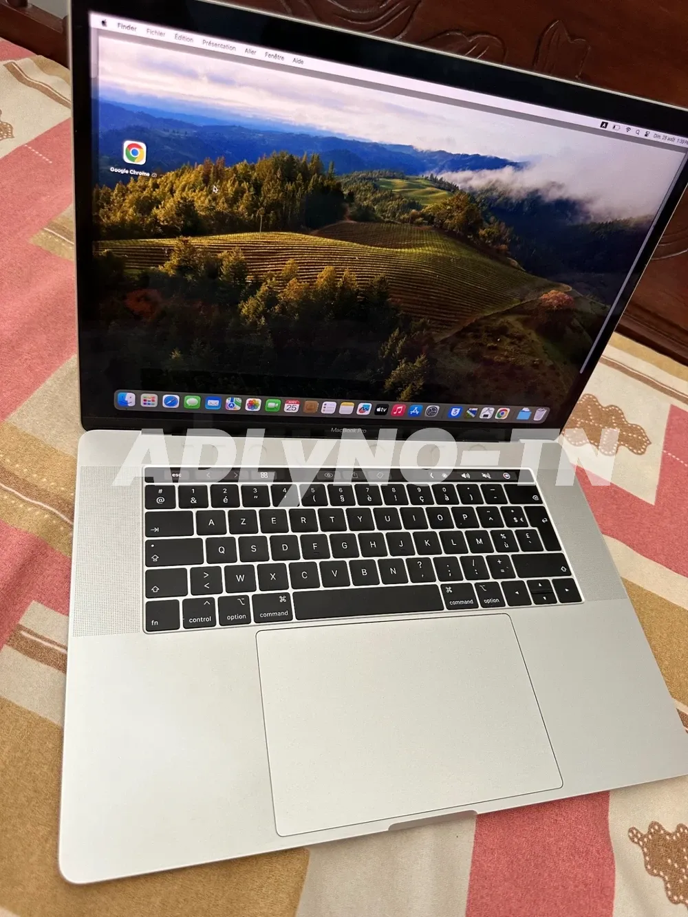 MacBook Pro 2018 i7 6 cœurs 15pouces 16gram 500g SSD avec touchbar en très bon état aucun défaut jamais réparé officiel avec facture et garantie et chargeur prix 2600d Tel 20172643