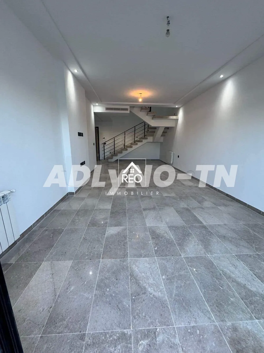 A vendre : Un duplex situé à La Soukra, réparti sur deux étages