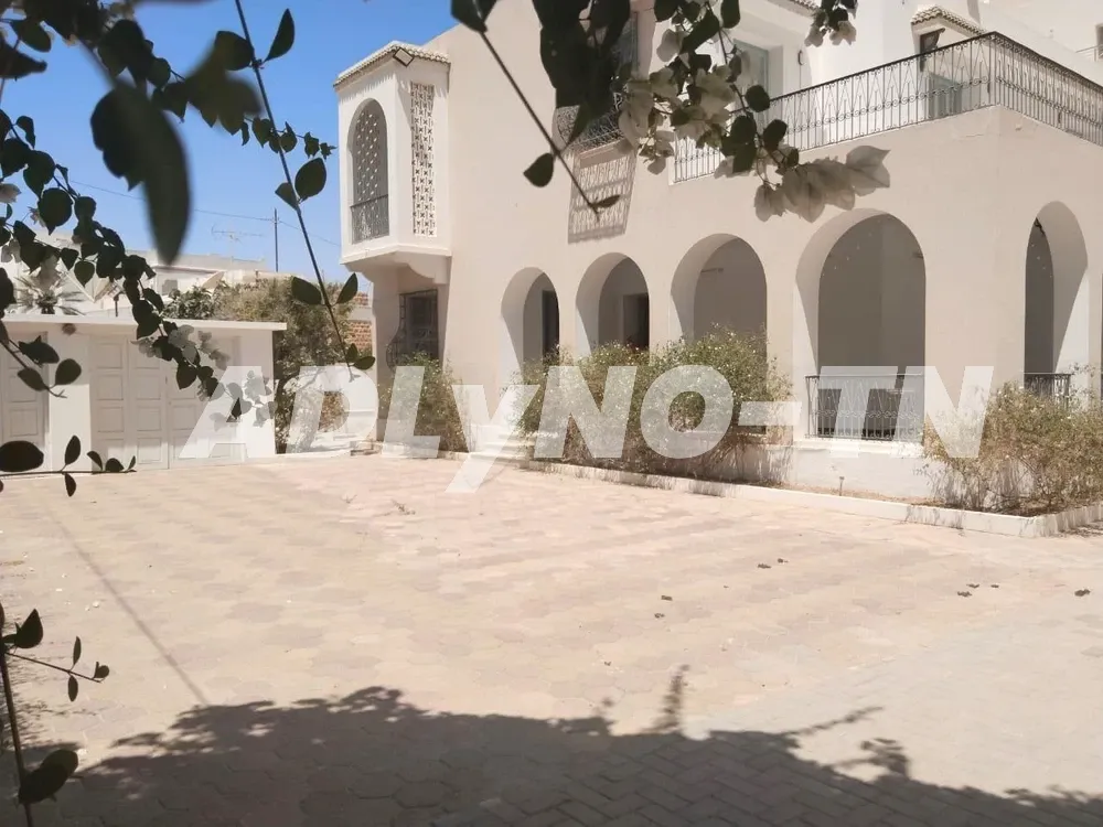 A vendre villa de 420 m² sur un terrain de 816 m² à Sfax 1.5 km Route Tunis