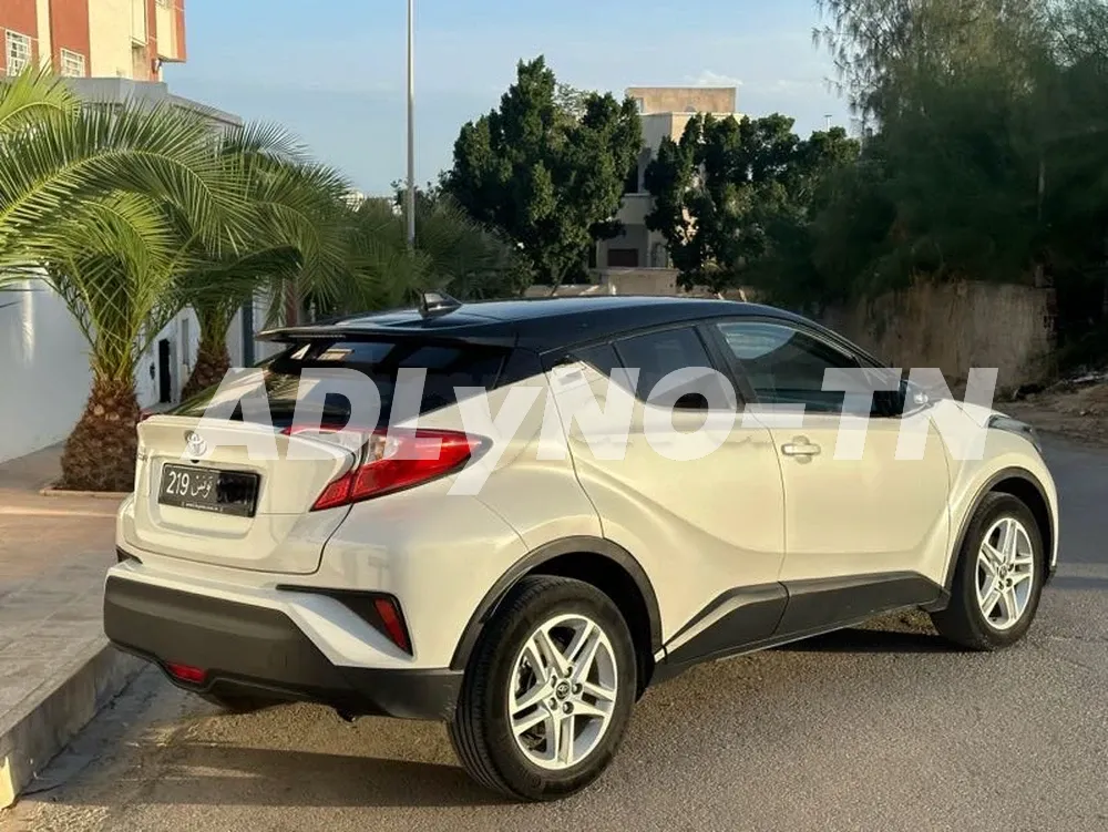 A vendre toyota Chr Tt option première main avec carnet d’entretien. voiture comme neuf