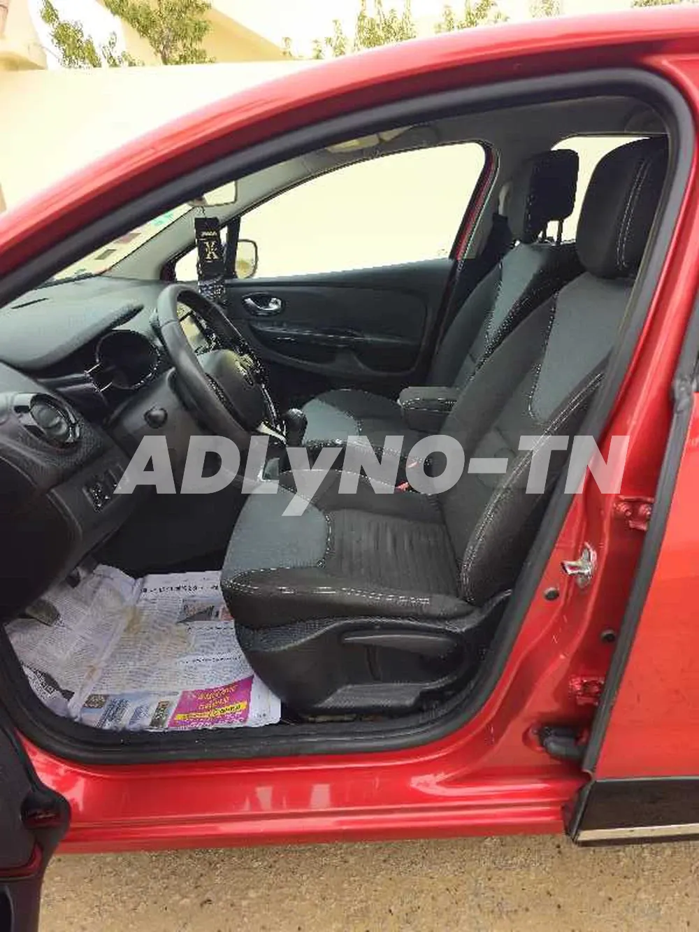 Clio 4 dynamique 1 er main modele 08/2015 154000 km certifiee avec carnet d entretient chaque entretient a l apuie 5 cv 4 cylindre moteur symbol tt options climatiseur electronic en marche abs fermiture central bouton start/stop ecranc tactil retrovisurs 