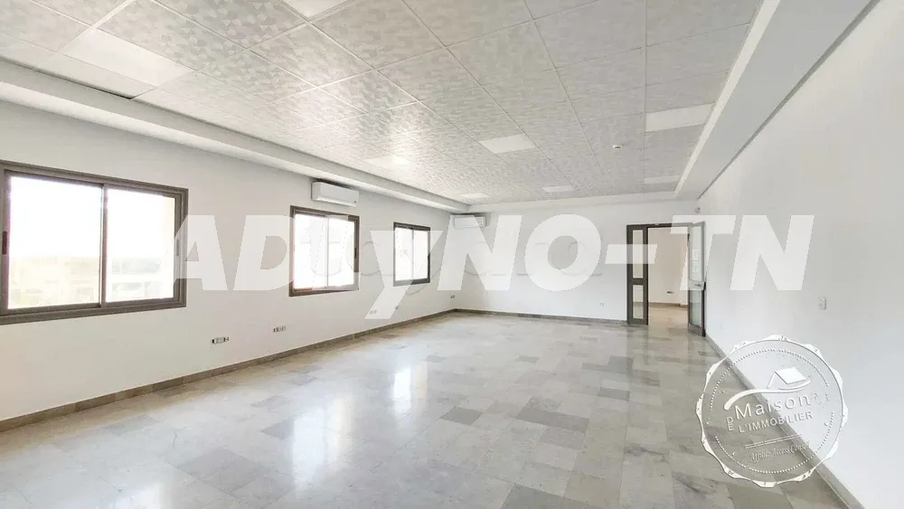 A louer immeuble bien entretenu 2600 m² au Lac 3