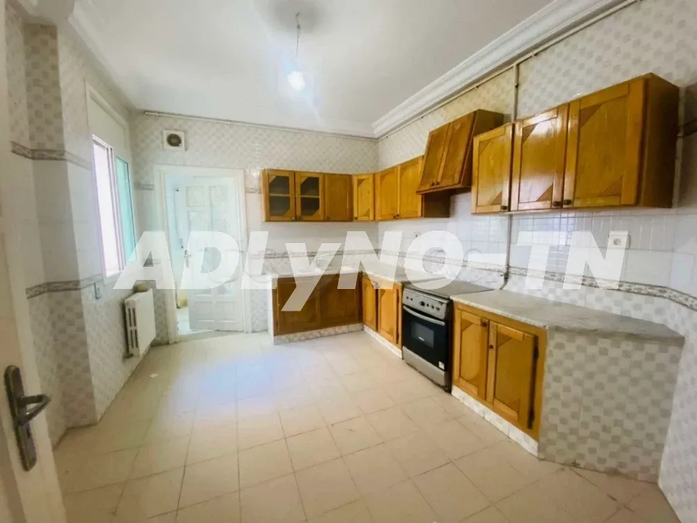 A vendre joli appartement S2 à Ennasr 2 De superficie 110 m2 TF Se compose d'un salon avec balcon, une chambre à coucher avec dressing,une chambre d'enfant,avec dressing,une cuisine avec séchoir,une salle d'eau,une salle de bain,chauffage centrale,pkgss.