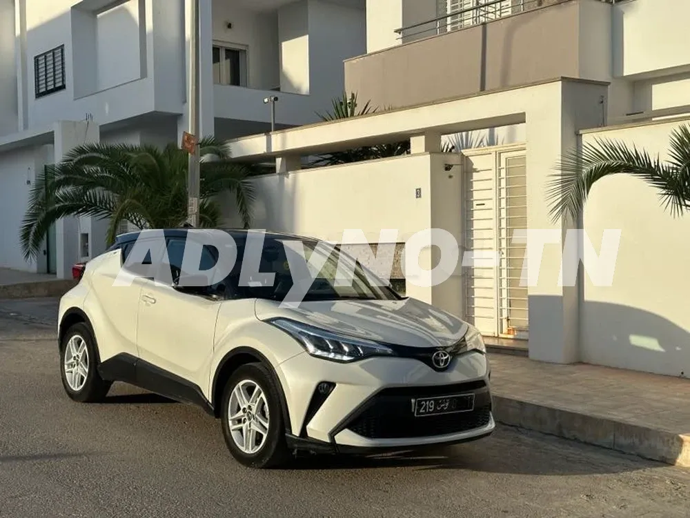 A vendre toyota Chr Tt option première main avec carnet d’entretien. voiture comme neuf