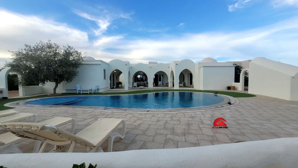 MAISON DJERBIENNE AVEC PISCINE À ARKOU DJERBA ZA - RÉF V602